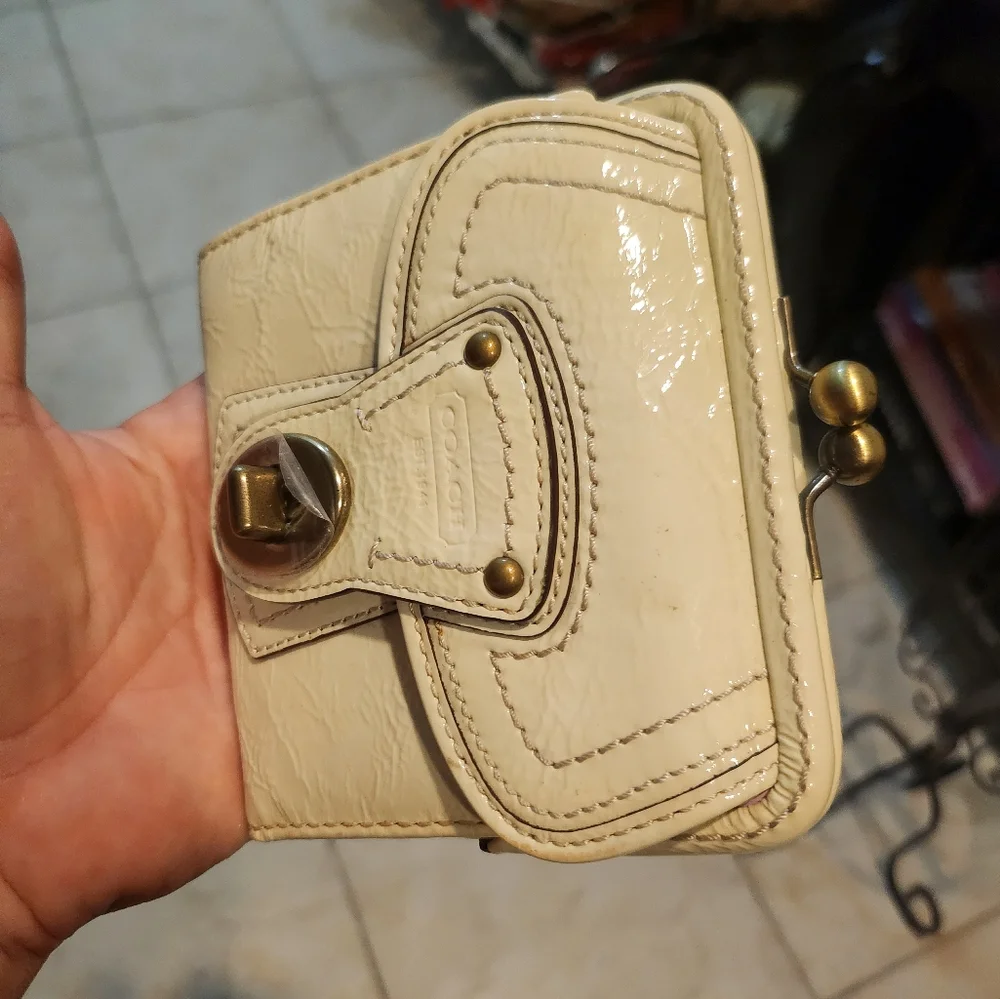 Coach Turnlock / kisslock patent leather wallet NEW - Picture 9 of 11